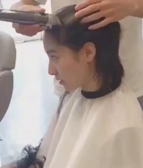 美女失恋剪光头，闺蜜在旁边都看蒙了,自己却是格外平静