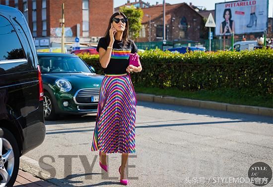 不一样的半裙配T恤，很简单却能美一整个夏天！