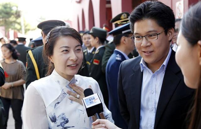 她老公身家几百亿,她却拎几百块的手提袋,来看看她独特的时尚观