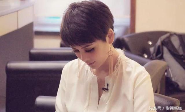 46岁宁静戴假发装嫩，化淡妆点缀，网友：睫毛快“冲出”屏幕了！