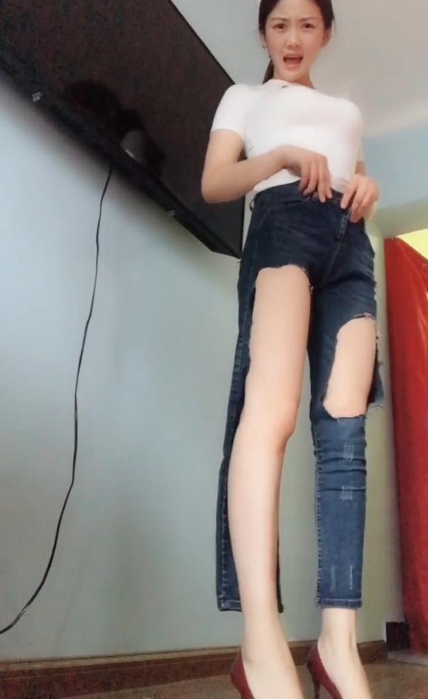 破洞裤这样穿，小姐姐心得有多大，网友：她这样的好养活!