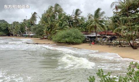 泰国达叻海滩竖红旗禁止下水