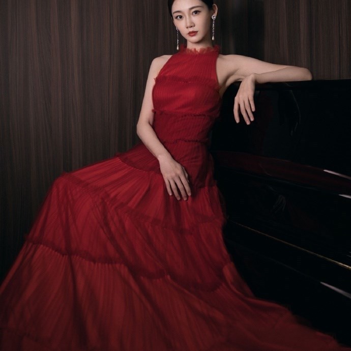 # 薄纱#有一种妩媚动人的冷艳之姿,超美,苗苗穿起这一袭红色薄纱长裙