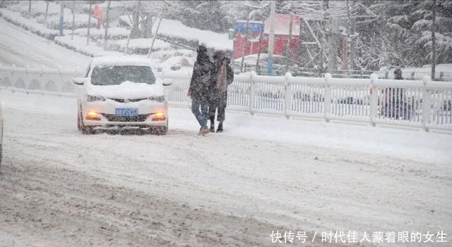  「威海」山东威海突降暴雪，市民全副武装，顶着风雪出门慢行！