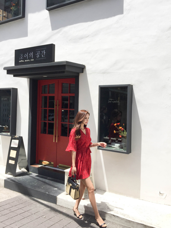 女神孙允珠，酸甜草莓洋红星斑碎花连衣裙