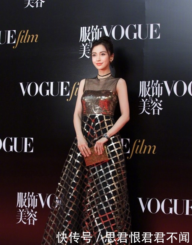 杨颖为了时尚太拼了,在裤子上挖了一个洞,瞬间得出“竹竿腿”!