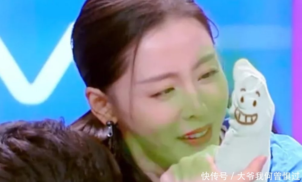  『全场』张天爱上节目当众嫌女嘉宾脚臭，生无可恋的表情笑喷全场，网友：太真实了！