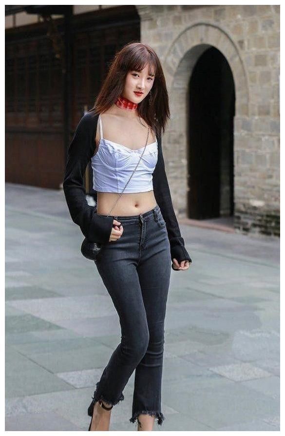 街拍：图1高贵优雅，图2休闲时尚，图3性感身材，女人味十足！