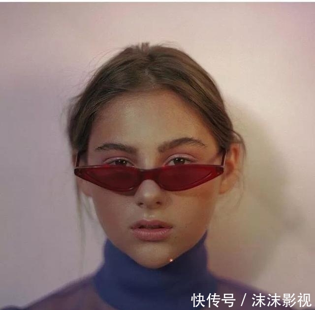  『小S』小S的奇葩穿衣又出现了，一袭粉色长裙配“大妈”墨镜，土到极致