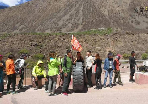 川藏线上的“穷游者”为何会推着一个轮胎？原来里面大有学问