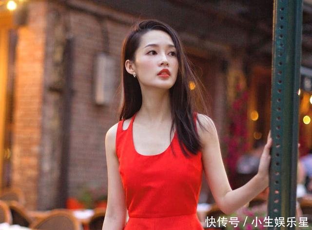 李沁嫌裙子太简单就在上面剪了一刀，看了效果，感觉还不如不剪