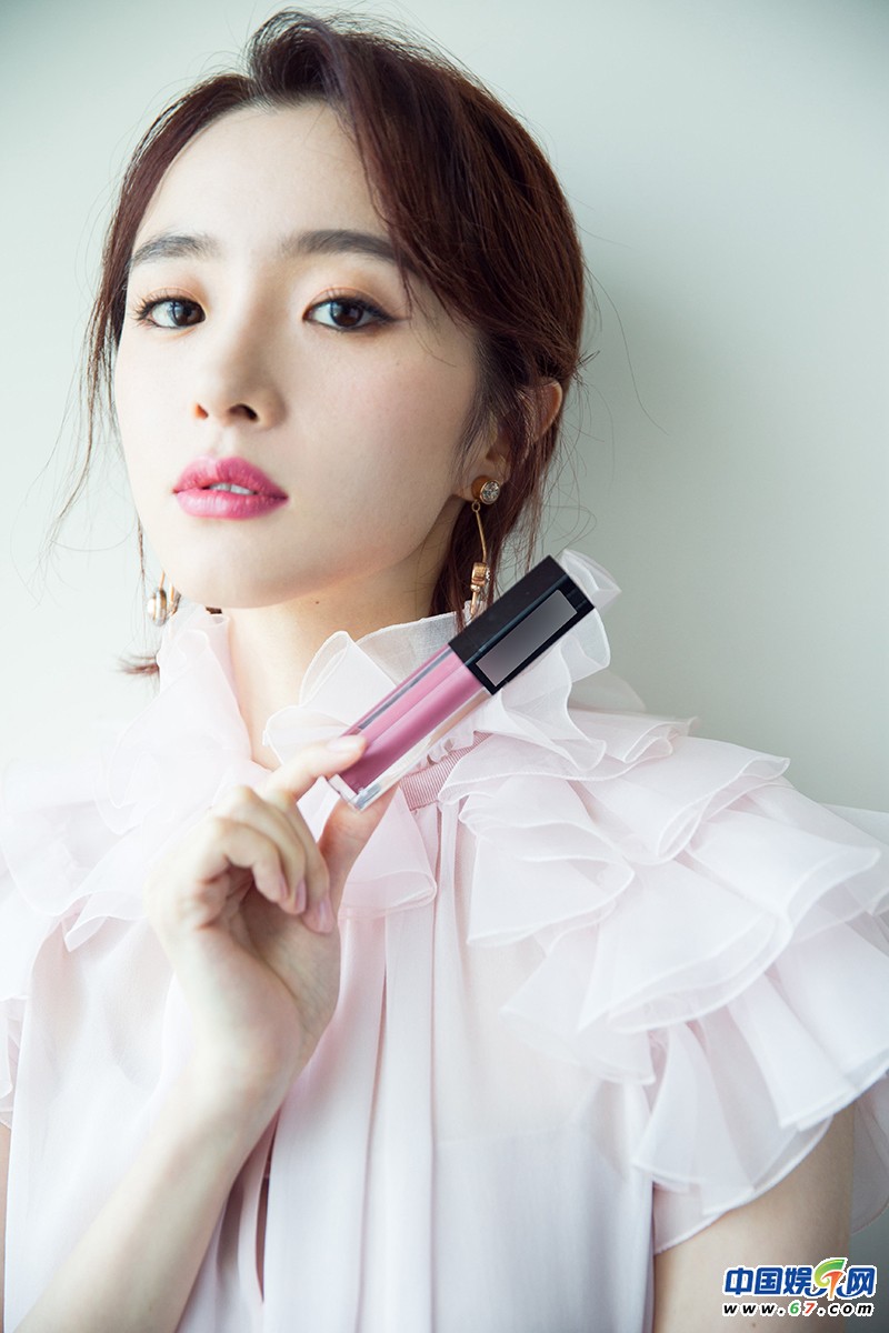 胡冰卿出席时尚活动 演绎甜美酷girl长腿抢镜