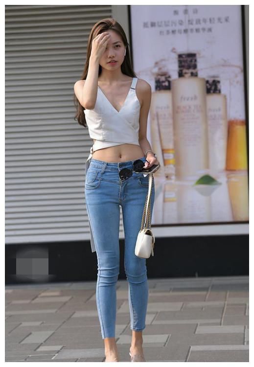 街拍：图3姐妹花穿瑜伽裤的小姐姐，网友：比紧身裤“还紧”！