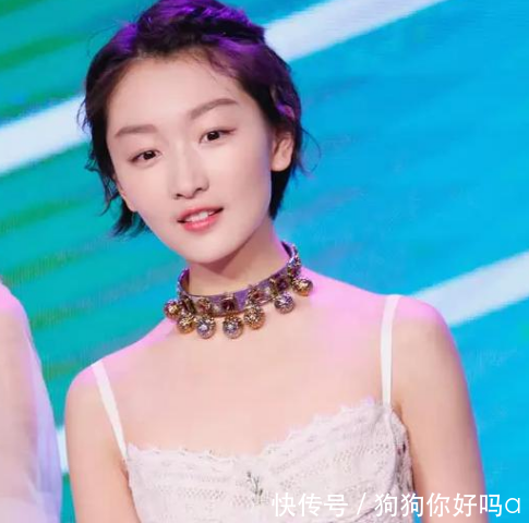 周冬雨长大了，裙子只用两根吊带撑着，网友：真大胆