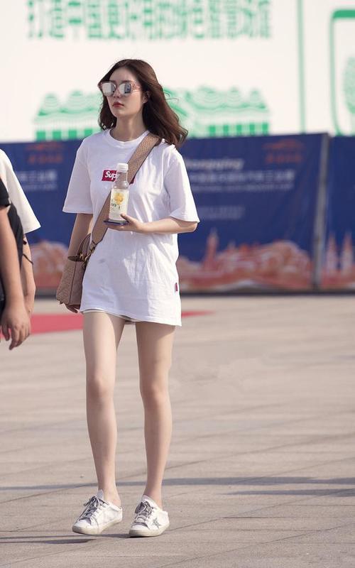 路人街拍，小姐姐穿上白色连衣裙之后，看上去十分的青春动人