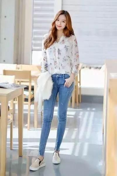 身材好的人，穿紧身牛仔裤，吸引众多人的目光