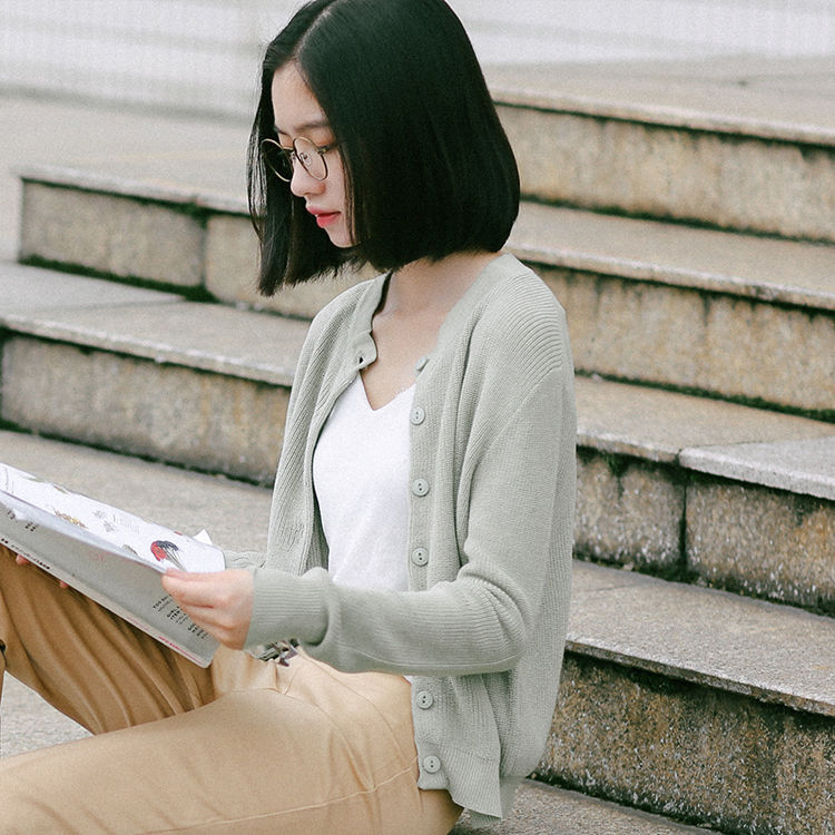 不要再穿烂大街的土风衣了，今年流行开衫+休闲裤，上身洋气炸了