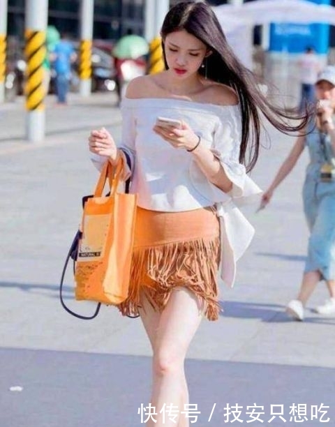  【白色】街拍：长发飘飘的小姐姐，一件白色一字肩配橙色短裙，唯美好身材
