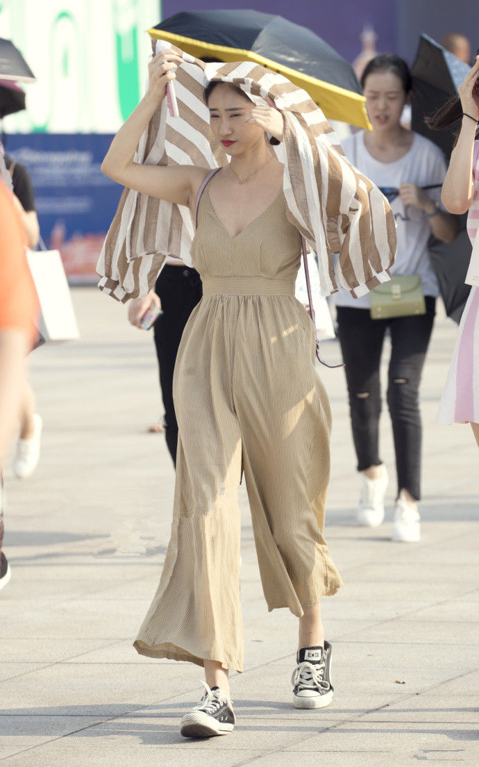 重庆街拍，美女们打扮新潮，回头率超高，好身材一目了然