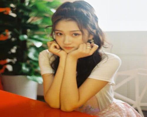 被主持人问到与鹿晗多久接吻一次，关晓彤的回答属实属于学霸级别