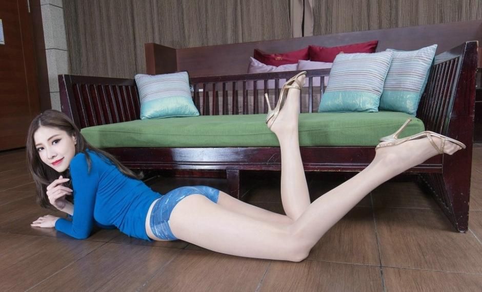 高挑模特沙发人体写真