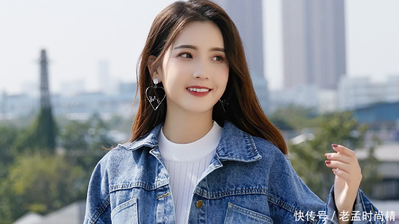  「身穿」现在女生越来越会穿了, 身穿正流行的牛仔外套, 没想到真的很显瘦
