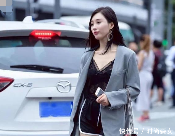 街拍：玉面淡拂妩媚迷人的小姐姐，穿着性感靓丽娇艳如花！