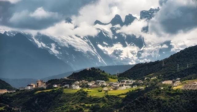 天堂向左,雨崩向右。不去天堂,就去雨崩