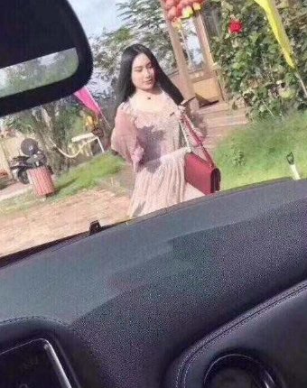 网友在网上约了个美女见面,结果看到真人后心碎了,悄悄开车离开