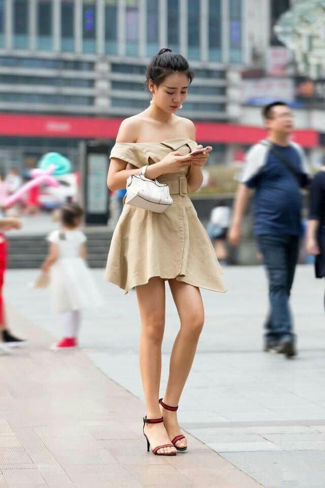 街拍:炎炎夏日的街头靓女，身材火辣让人羡慕不已