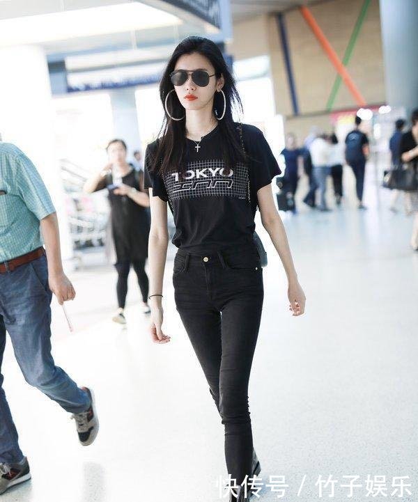 奚梦瑶机场三套服装秀出超模身材，而这双三次都穿的马丁靴要火？