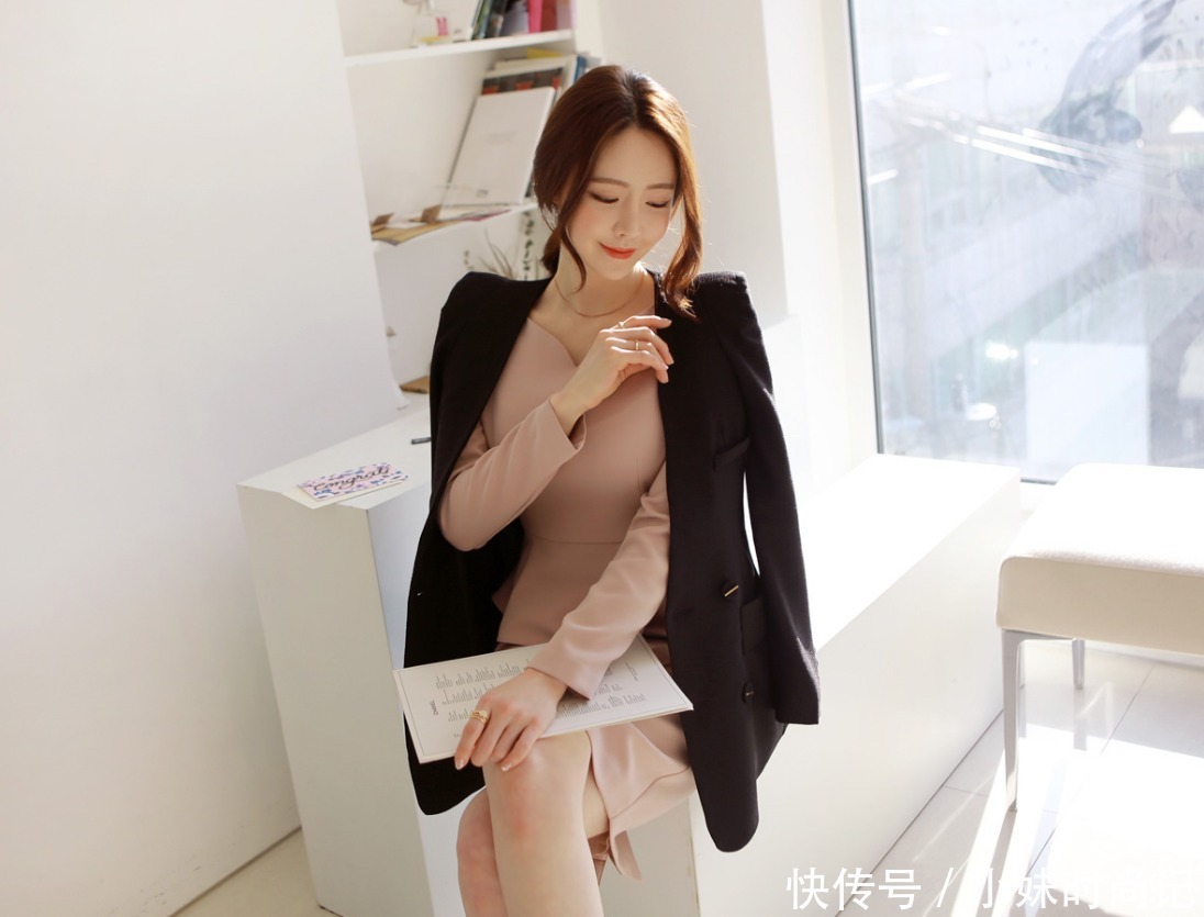 两件套|粉色两件套裙装搭配黑色西服, 温柔有帅气