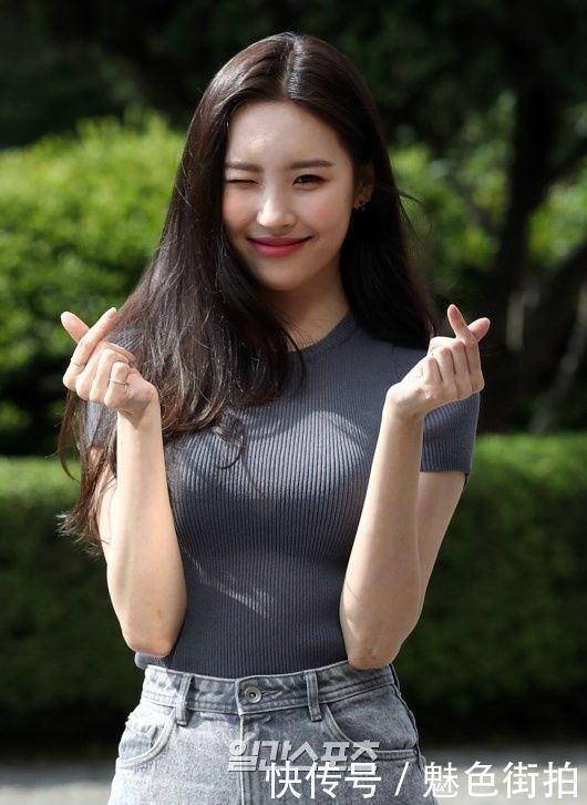 路人街拍，小姐姐身材太好， 长腿有料，还有细腰