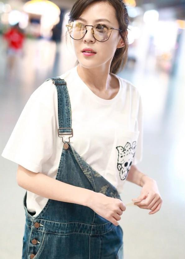 李金铭穿了条满是补丁的破裤子, 好久不见快要瘦成“麻杆”了!