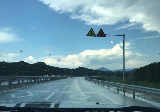 自驾房车在内蒙草原和暴风雨赛跑，被巨大的乌云盖顶是什么感受？