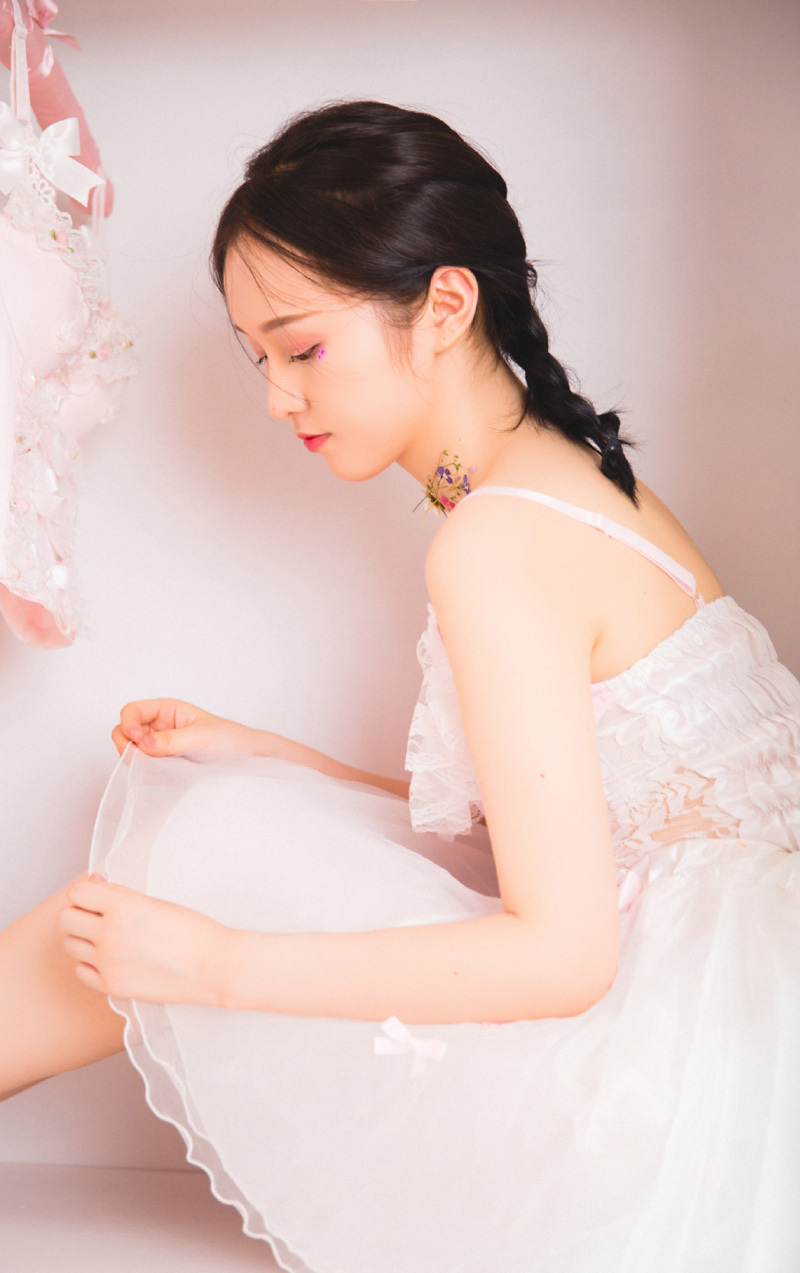 粉色美女蕾丝吊带裙写真