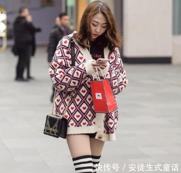 「身材」街拍:大墨镜,灰色紧身T搭配白色裤子,小姐姐的身材凹凸有致