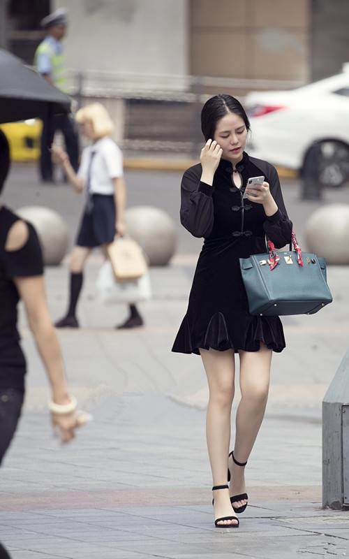 路人街拍，女神颜值美丽，穿着修身而时尚，秀发飘飘令人心动！