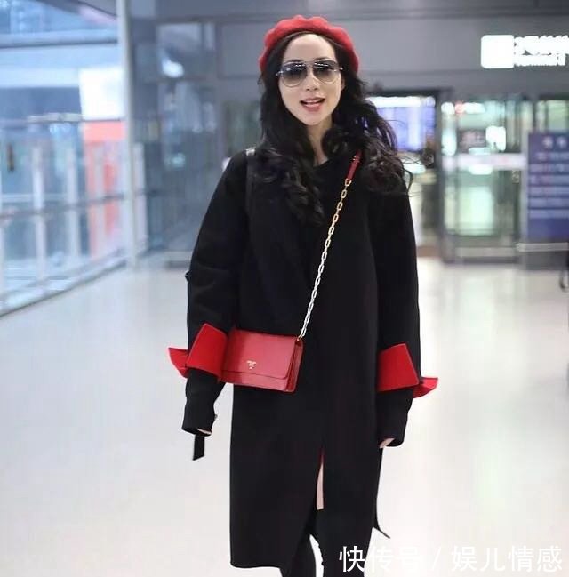 韩雪最新机场秀美翻了，格子大衣搭阔腿裤，冬天这样穿不显臃肿！