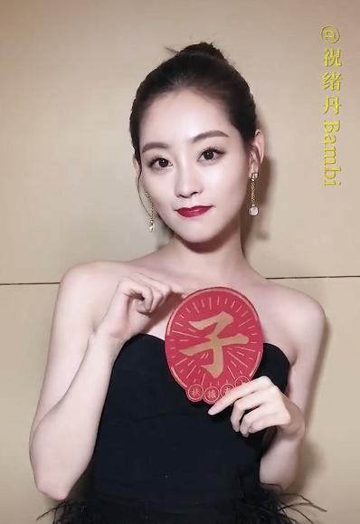 色牛仔裤■热巴穿的最素，却成全公司最养眼，杨幂带着旗下艺人送祝福