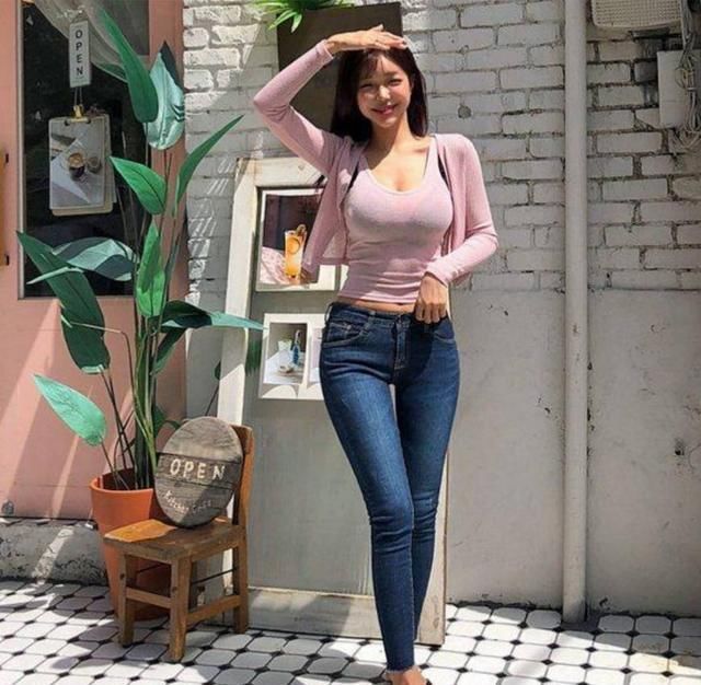 紧身牛仔裤让美女们的身材在运动之间展示的淋漓尽致