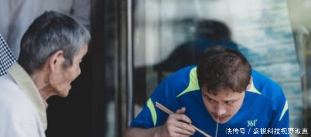 印度游客前来中国, 吃了泡面得知只要5元钱的价格后, 一脸不相信