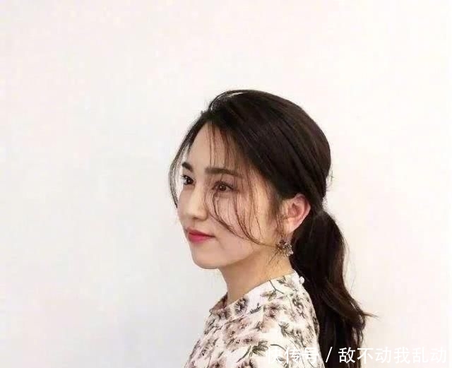 【半丸子头】一根皮筋就能搞定的7款发型,前三款超简单,手残党也能轻松学会