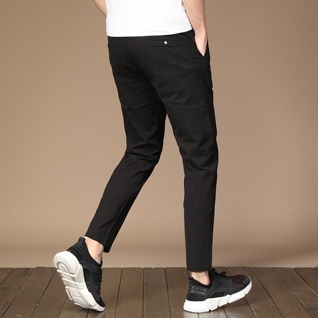 牛仔裤过时了，最近“开车裤”可火了，清爽舒适不沾腿