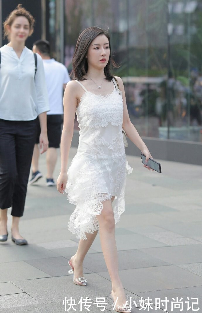  『打扮』街拍：有这么好的气质了, 还打扮的像“仙女”一样, 是嫌自己还不够美?