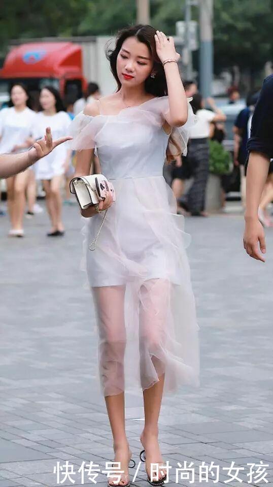 街拍: 图4小姐姐真敢穿,黑色网纱衣太撩人,网友:真好看！