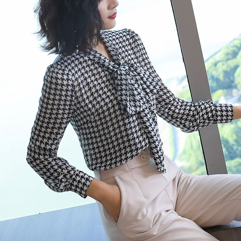 难怪妈妈中秋不穿裙回家!穿这新款小衫，洋气显年轻，哪有58岁