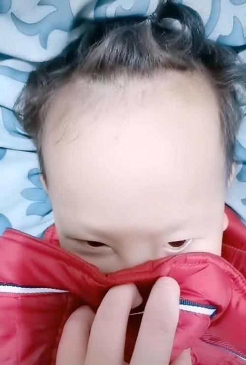  气质：宝妈吐槽儿子“脑门大”，额头占了一半脸，网友：还以为是后脑勺