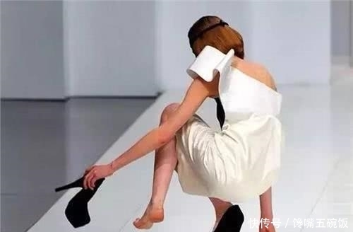  『女性朋友』为何女孩子穿高跟鞋时，都不喜欢穿袜子呢原因真是佩服