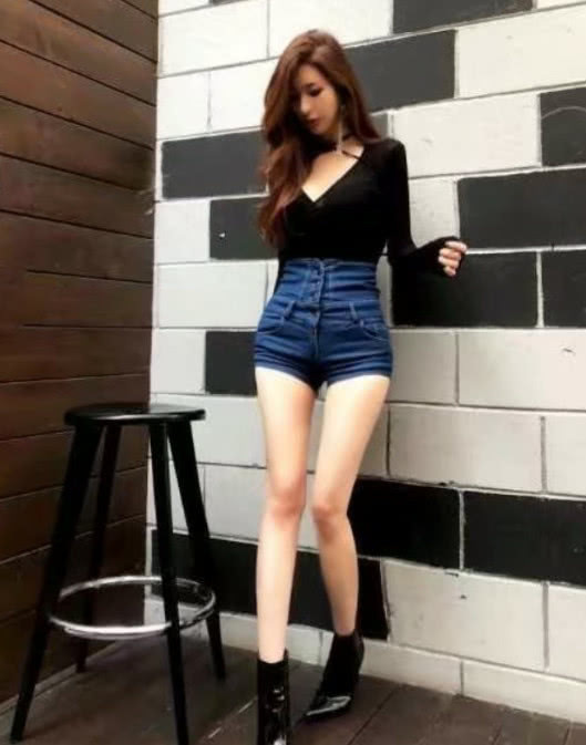 性感小姐姐牛仔热裤，姿势很迷人